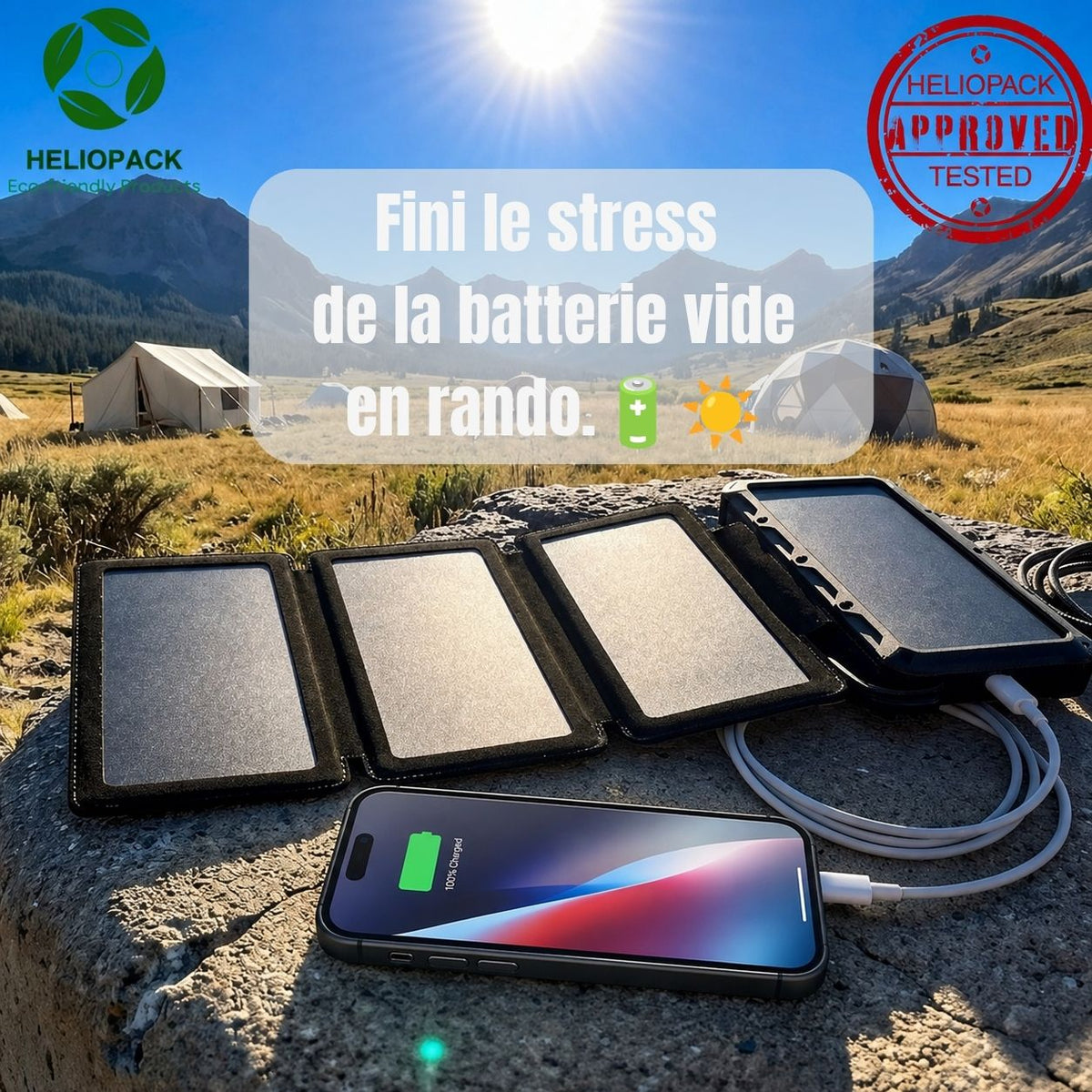 Batterie externe solaire HelioPack à 4 panneaux dépliables posée sur un rocher en pleine montagne, chargeant un smartphone en camping